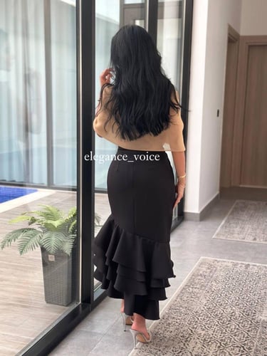 فستان اسود قماش باربي مع قطعه علوية باللون البيج