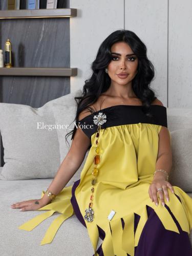 فستان من قطعتين باللون الأرجواني والأصفر مع قطع مل...