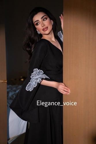 فستان اسود من قماش الباربي بدانتيل ابيض مطرز بالتر...