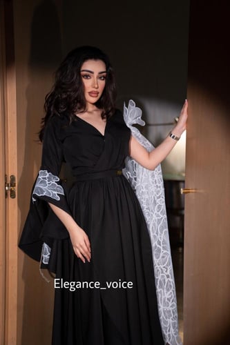 فستان اسود من قماش الباربي بدانتيل ابيض مطرز بالتر...