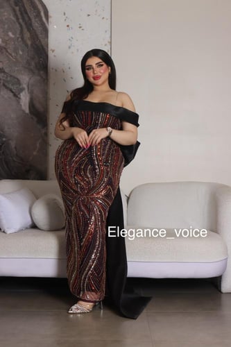 فستان اسود من قماش التل المشكوك بالخرز والترتر