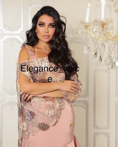 فستان من قماش الباربي والدانتيل المشكوك