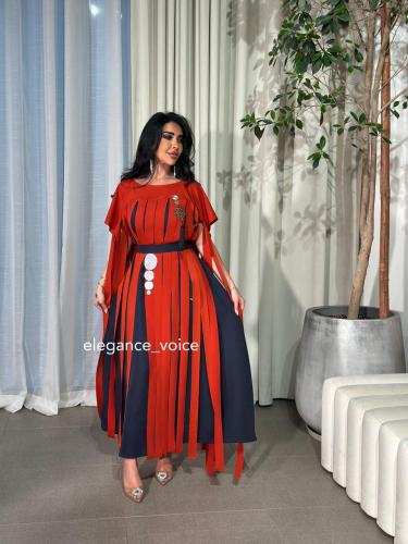 فستان كحلي مع قطعه باللون البرتقالي وحزام كحلي