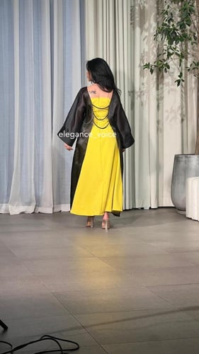 فستان اصفر مع قطعه اسود