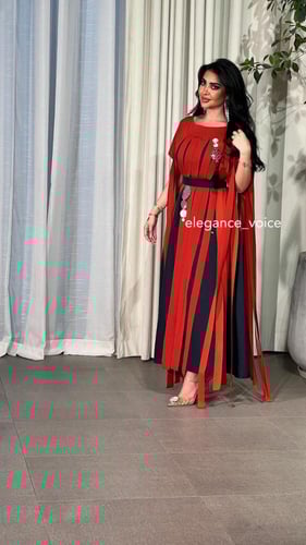 فستان كحلي مع قطعه باللون البرتقالي وحزام كحلي