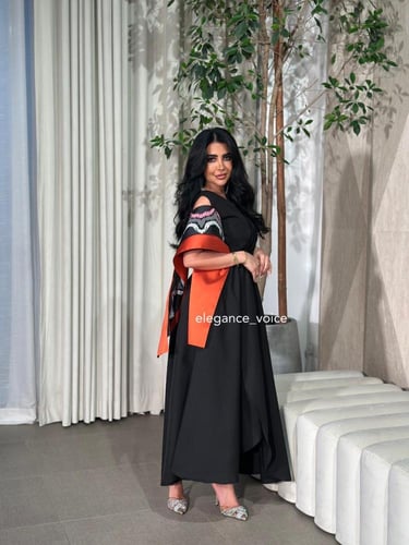 فستان اسود مع حزام واكمام بالترتر