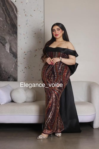 فستان اسود من قماش التل المشكوك بالخرز والترتر