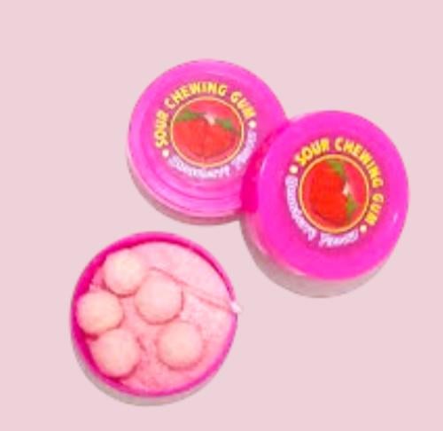 علكة مع بودرة حامضة نكهة الفراولة