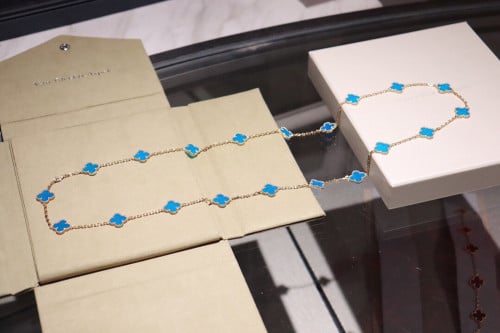 عقد فينتاج الأمبرا