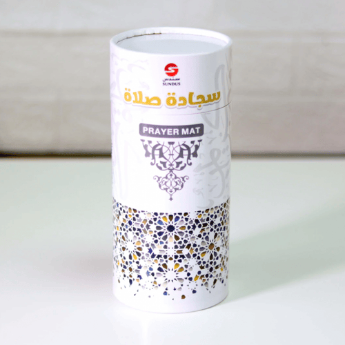 سجادة صلاة مع مسبحة في علبة اسطوانية انيقة