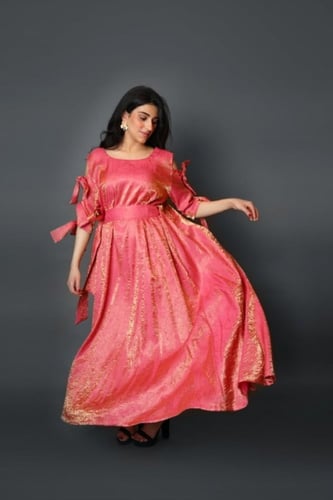 جلابية وردي مطعم بالذهبي