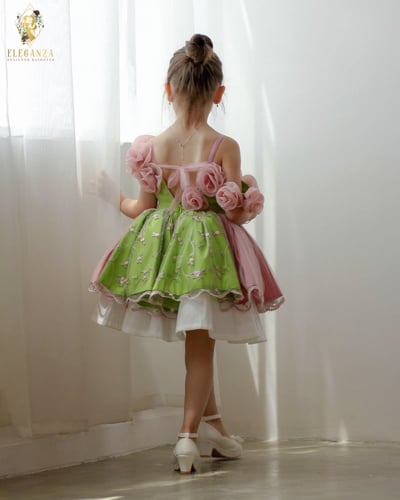 فستان مزين بالورود و التطريز