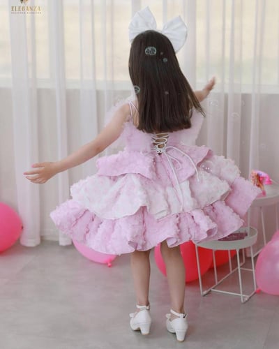 فستان بطبقات مزين بالورود