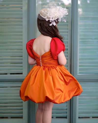 فستان باللون الاحمر و الاورنج المُفلت