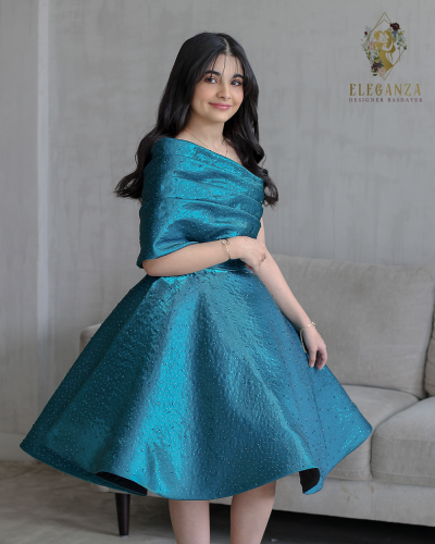 فستان مزين بفصوص الكريستال