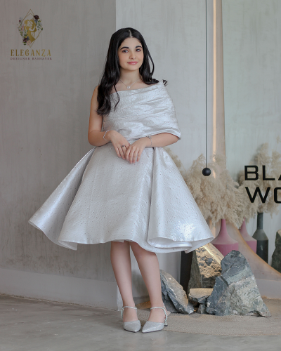 فستان مزين بفصوص الكريستال