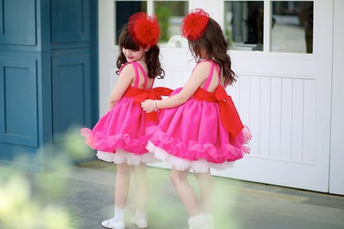 فستان باللون الفوشي و الاحمر الملفت