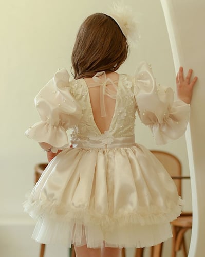 فستان مطرز بالورود و اللولو