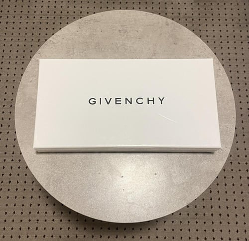 شماغ جيفنشي الكلاسيك اصدار خاص