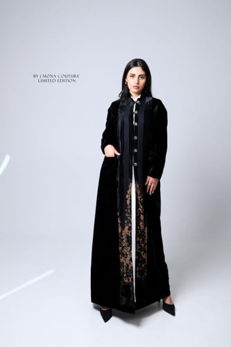 بليزر مخمل برسمات مميزة مع شيفون
