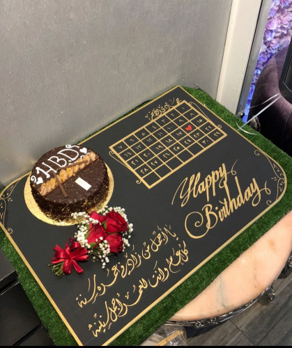 تنسيق هديه عيد ميلاد على لوح فلين مع كيكه وورد