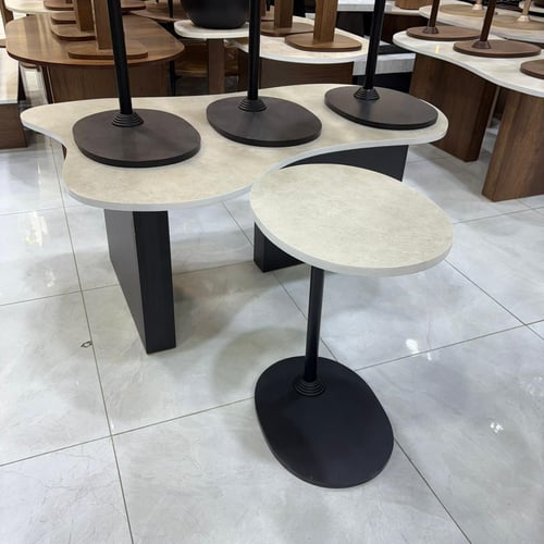 طاولة شبح أوف وايت و أسود