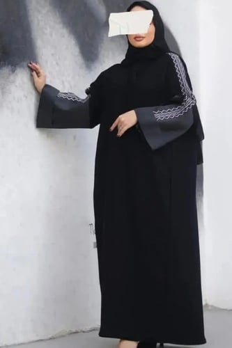 عبايه قماش كريب واقف كم رصاصي مطرز