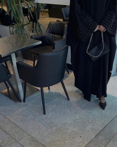 عبايه كريب ملكي شك اسود على الكم