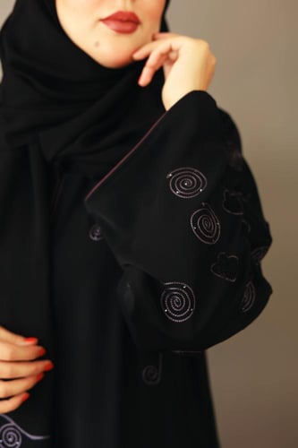 عباية سوداء مطرزة هاري كامل العباية