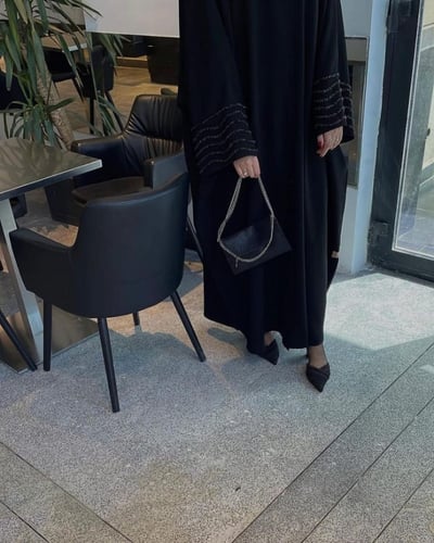 عبايه كريب ملكي شك اسود على الكم