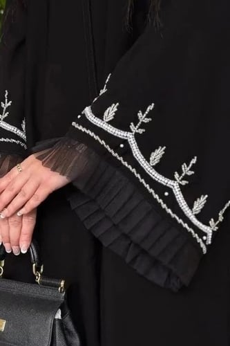 عباية شك ابيض على الكم