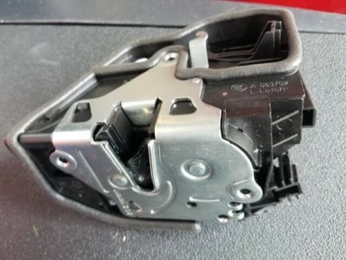 قفل باب أمامي يمين بي ام دبليو BMW مستعمل 053702