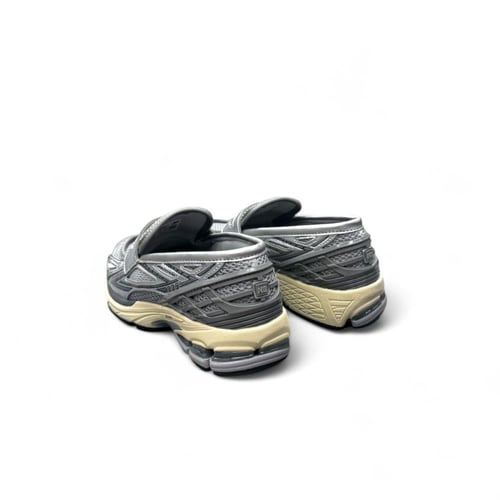 شوز نيو بالانس فضي لوفر نسائي