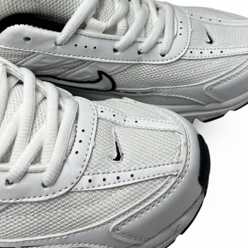 NIKE INITIATOR ابيض في اسود ماستر