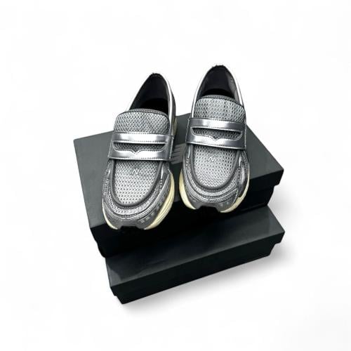 شوز نيو بالانس فضي لوفر نسائي