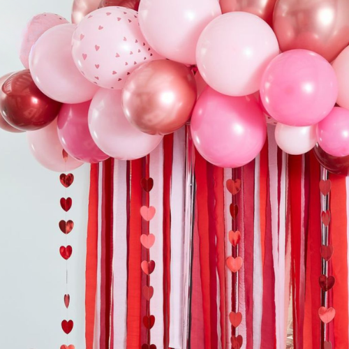 قوس البالونات القلوب