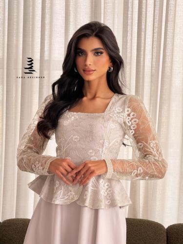 فستان فضي بتطريز