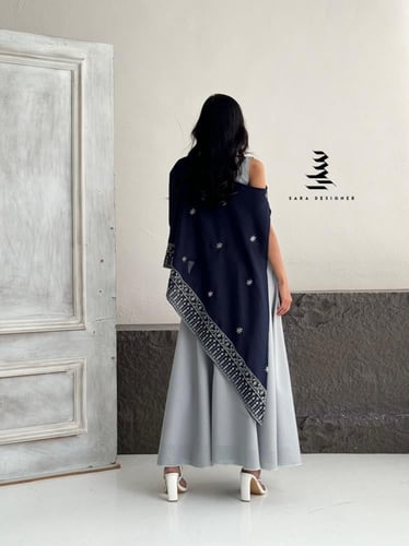 فستان فضي بتطريز كحلي