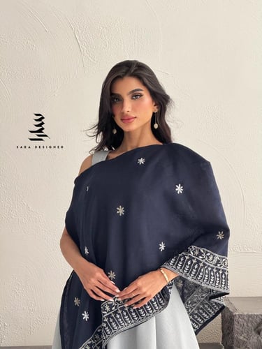 فستان فضي بتطريز كحلي