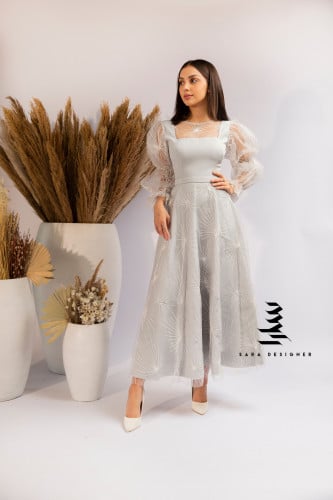 فستان فضي بتطريز كامل