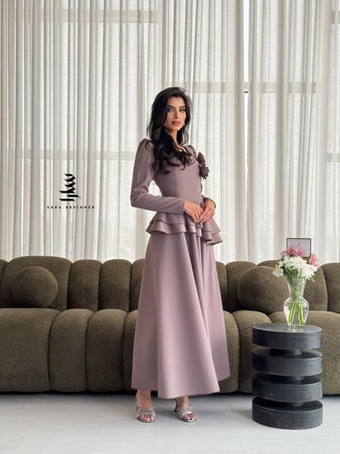 فستان بلون مميز مزين بالورود