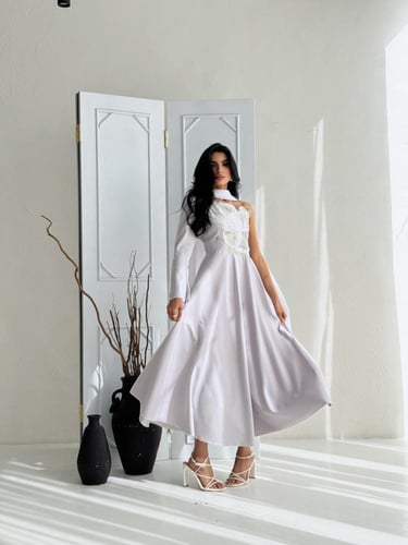 فستان فضي بتطريز