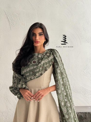 فستان بيج بتطريز اخضر فاتح