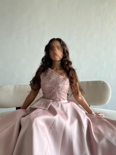 فستان وردي مزين بالشك