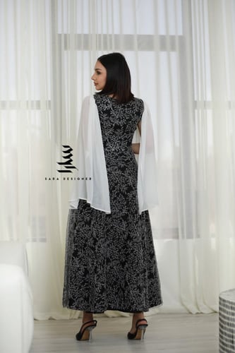 فستان اسود بتطريز ابيض