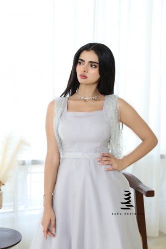 فستان فضي مزين بالشك