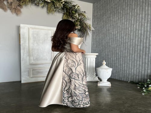 فستان بيج مزين بالشك