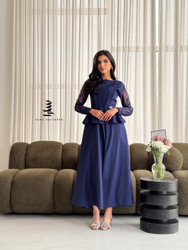 فستان كحلي مع تطريز