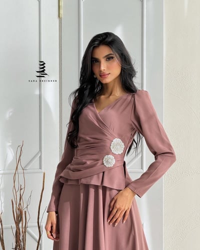 فستان بلون مميز مزين بالشك