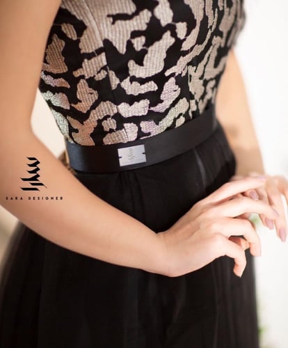 فستان اسود بتطريز علوي عسلي